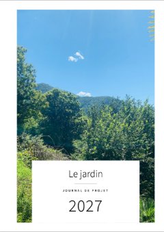 Couverture avec la photo d’un jardin vert à flanc de coteau sous un ciel bleu : Le jardin, Journal de projet, 2027